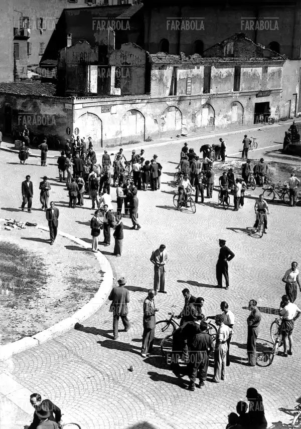Borsa nera in via Conca del Naviglio, Milano, 1945 - Farabola Immagine digitale