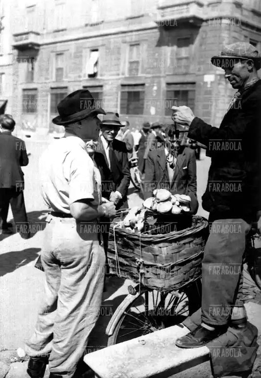 Borsa nera in via Conca del Naviglio, Milano, 1945 - Farabola Immagine digitale