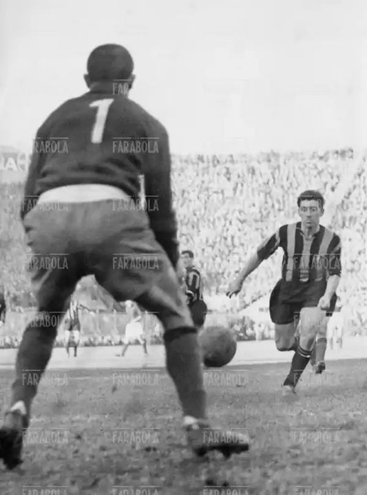 Brighenti impegna Giorcelli, Inter vs Bologna, 1954 - Farabola Immagine digitale