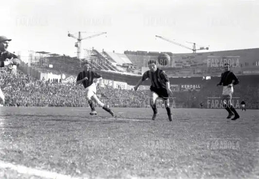 Brighenti in azione tra Maldini e Bergamaschi, Inter vs Milan, 1955 - Farabola Immagine digitale