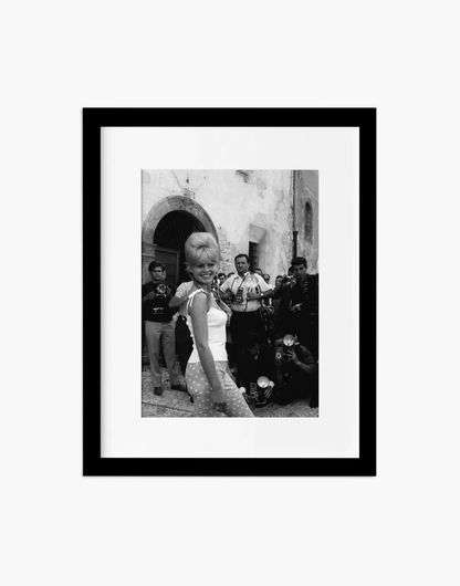 Brigitte Bardot a Spoleto, 1961 — stampa fine art con cornice nera