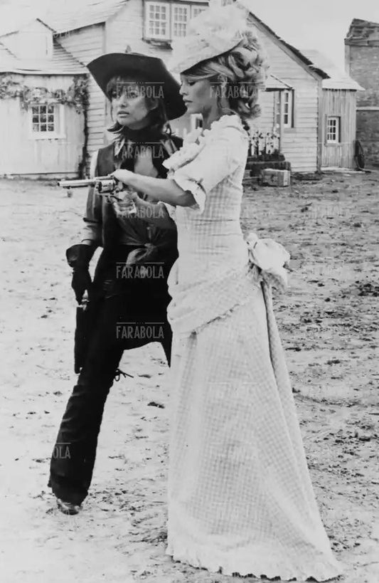 Brigitte Bardot e Claudia Cardinale nel film Le Pistolere, 1971 - Farabola Immagine digitale