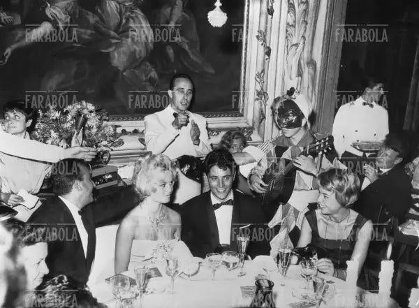 Brigitte Bardot e Sacha Distel, Festival di Venezia, 1958 - Farabola Immagine digitale