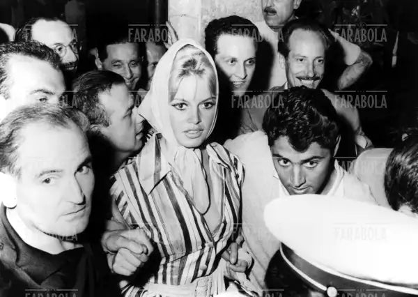 Brigitte Bardot e Sacha Distel, Festival di Venezia, 1958 - Farabola Immagine digitale