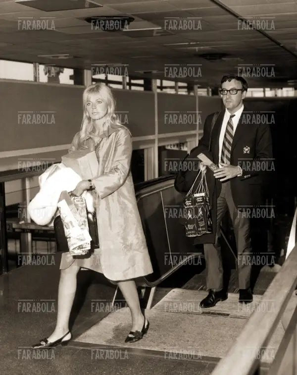 Britt Ekland e Peter Sellers a Linate, Milano, 1965 - Farabola Immagine digitale