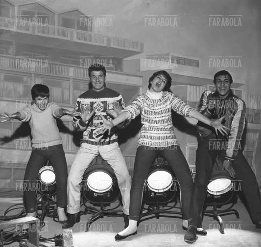 Brunetta Spaccatutto, Joe Sentieri, Mina e Adriano Celentano sul set de Gli Urlatori, 1959 - Farabola Immagine digitale