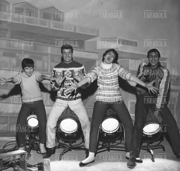Brunetta Spaccatutto, Joe Sentieri, Mina e Adriano Celentano sul set de Gli Urlatori, 1959 - Farabola Immagine digitale