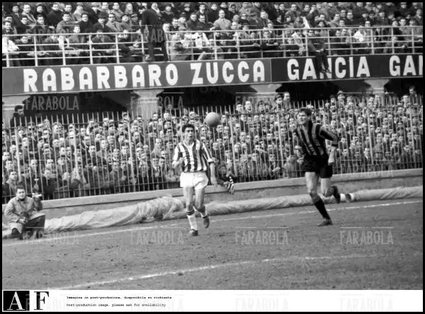 Bruno Mora e Giacinto Facchetti, Inter vs Juventus, 1962 - Farabola Immagine digitale