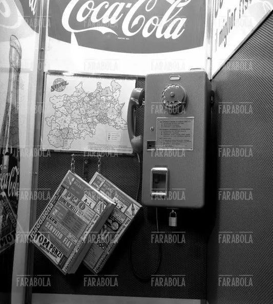 Cabina telefonica in metropolitana, Milano, 1964 - Farabola Immagine digitale