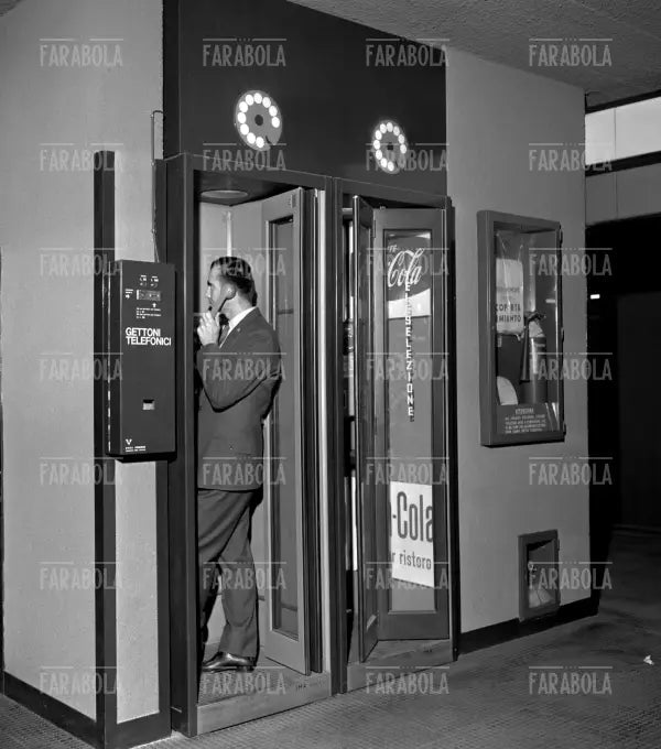 Cabina telefonica in metropolitana, Milano, 1965 - Farabola Immagine digitale