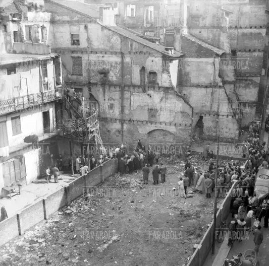 Cadavere rinvenuto in via Scaldasole, Milano, 1954 - Farabola Immagine digitale