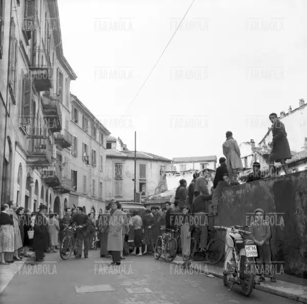 Cadavere rinvenuto in via Scaldasole, Milano, 1954 - Farabola Immagine digitale