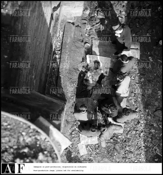 Cadavere rinvenuto in via Scaldasole, Milano, 1954 - Farabola Immagine digitale