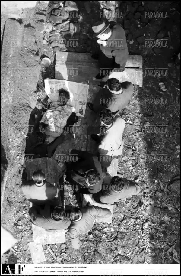 Cadavere rinvenuto tra la macerie in via Scaldasole, Milano, 1954 - Farabola Immagine digitale
