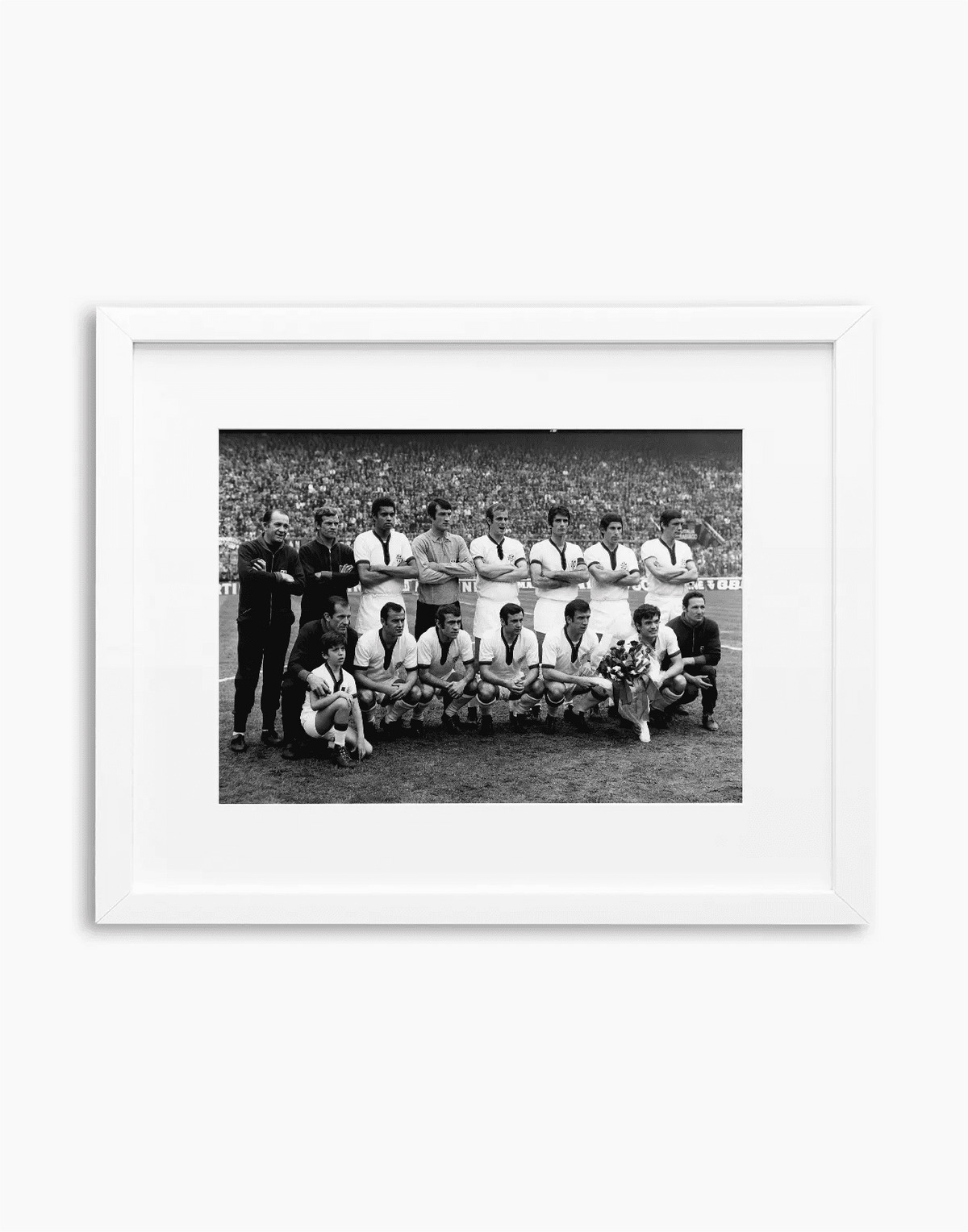 Cagliari, Formazione, 1970 — stampa fine art con cornice bianca