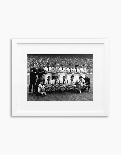 Cagliari, Formazione, 1970 — stampa fine art con cornice bianca