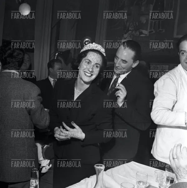 Camilla Cederna e il conte Edoardo Visconti di Modrone, Premio Bagutta, 1951 - Farabola Immagine digitale