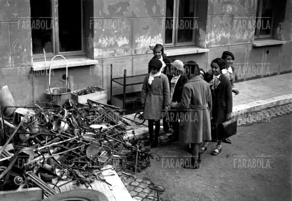 Campagna di raccolta del ferro per la patria, Roma, 1935 - Farabola Immagine digitale