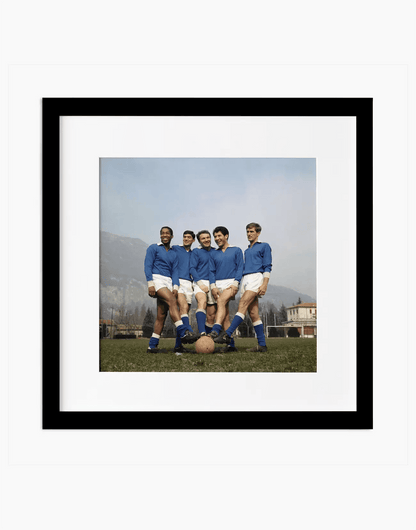 Cané, Juliano, Altafini, Sivori e Postiglione, Napoli 1966 — stampa fine art con cornice nera