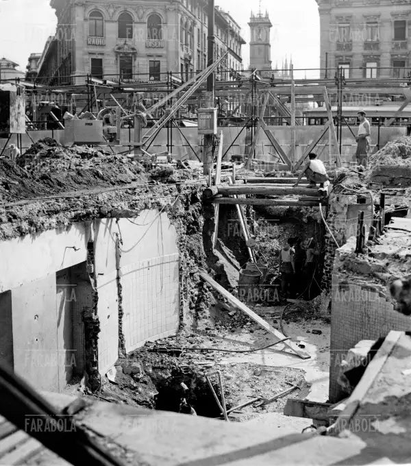 Cantiere della metropolitana in piazza Cordusio, Milano, 1959 - Farabola Immagine digitale