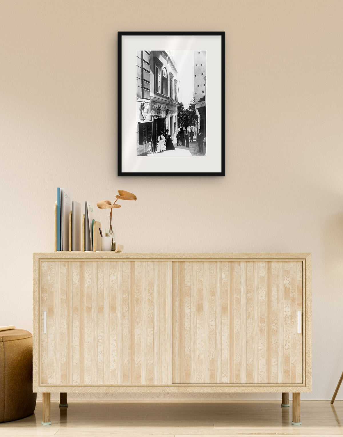 Fine-Art-Druck von „Capri 1900, Via Camerelle“ mit schwarzem Rahmen und Passepartout, im Wohnzimmer über einer Anrichte aufgehängt