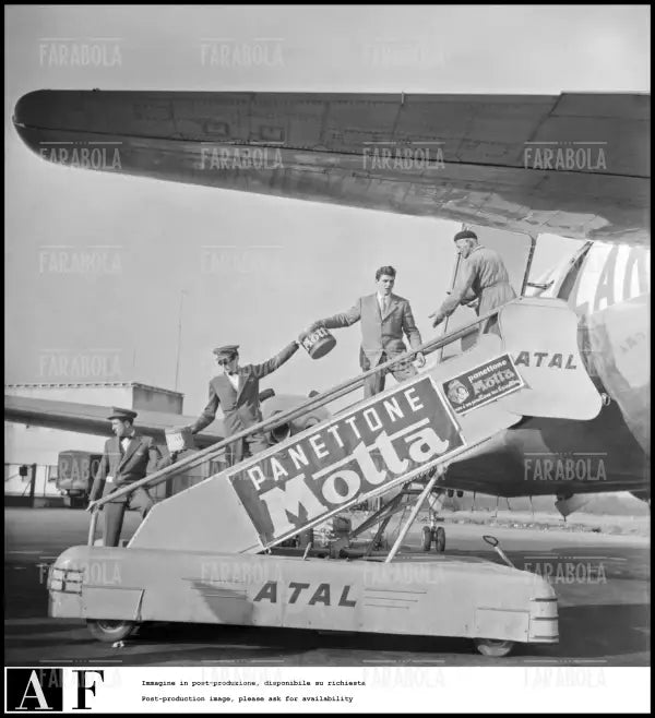 Carico di Panettoni Motta sull'aereo a Malpensa, Milano, 1954 - Farabola Immagine digitale
