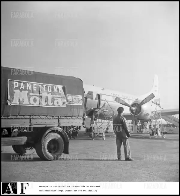 Carico di Panettoni Motta sull'aereo a Malpensa, Milano, 1954 - Farabola Immagine digitale