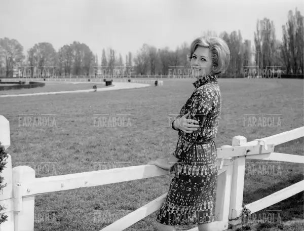 Carla Del Poggio all'Ippodromo, Milano, 1966 - Farabola Immagine digitale