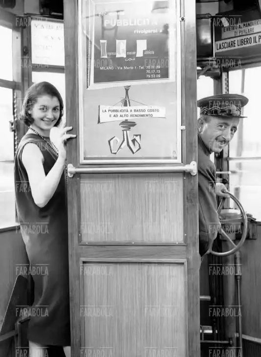 Carla Fracci con il papà tramviere, Milano, 1958 - Farabola Immagine digitale