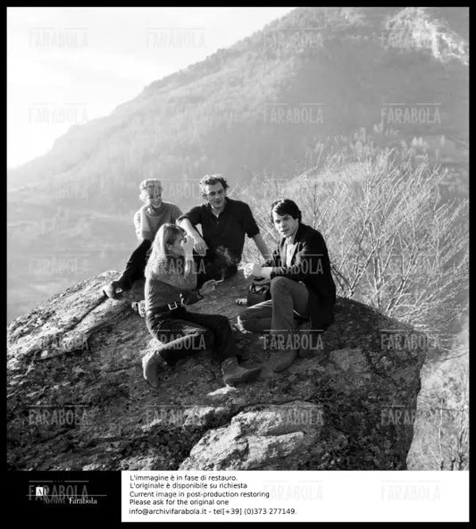 Carla Gravina, Dominique Boschero, Gian Maria Volontè e Claudio Camaso, Casteldelfino, 1967 - Farabola Immagine digitale
