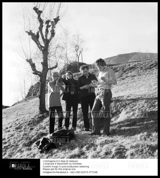 Carla Gravina, Dominique Boschero, Gian Maria Volontè e Claudio Camaso, Casteldelfino, 1967 - Farabola Immagine digitale