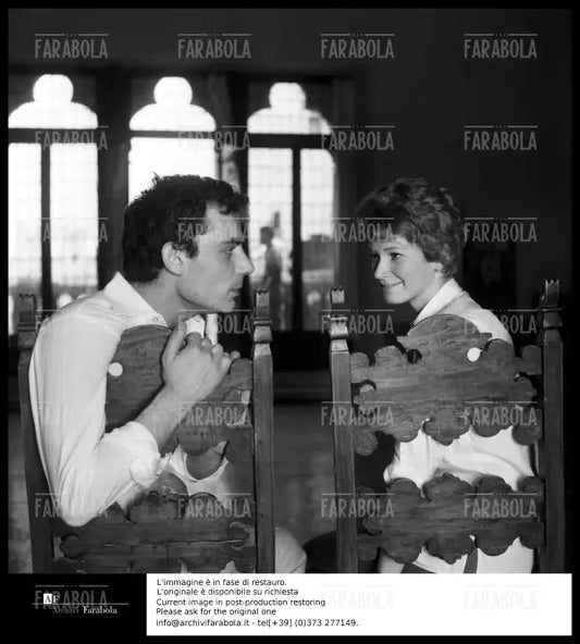 Carla Gravina e Gian Maria Volontè durante le prove di Romeo e Giulietta, 1960 - Farabola Immagine digitale