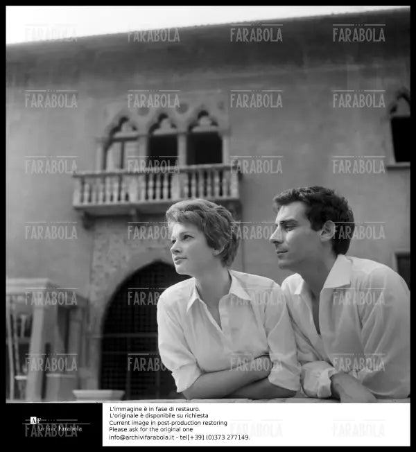 Carla Gravina e Gian Maria Volontè durante le prove di Romeo e Giulietta, 1960 - Farabola Immagine digitale