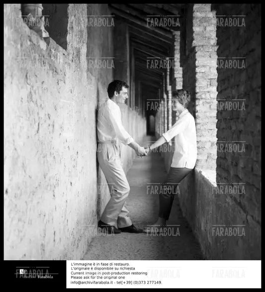 Carla Gravina e Gian Maria Volontè durante le prove di Romeo e Giulietta, 1960 - Farabola Immagine digitale