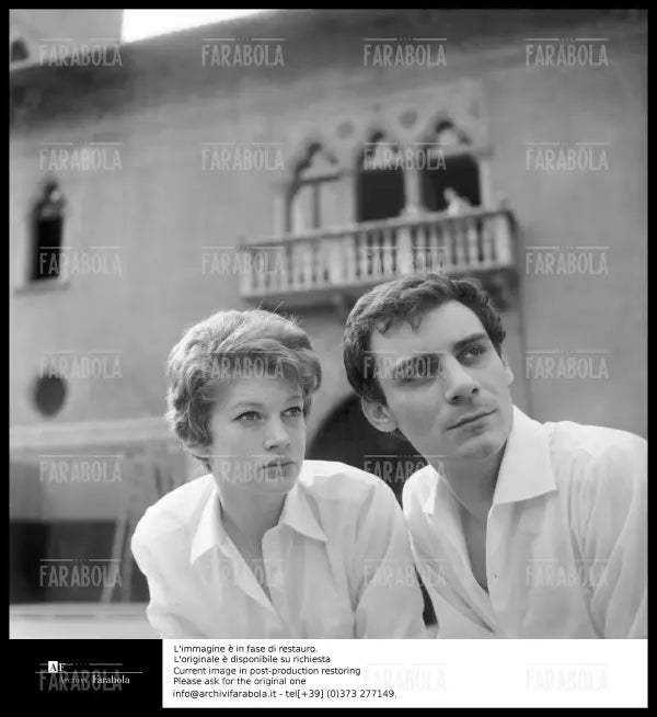 Carla Gravina e Gian Maria Volontè durante le prove di Romeo e Giulietta, 1960 - Farabola Immagine digitale