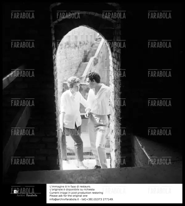 Carla Gravina e Gian Maria Volontè durante le prove di Romeo e Giulietta, 1960 - Farabola Immagine digitale