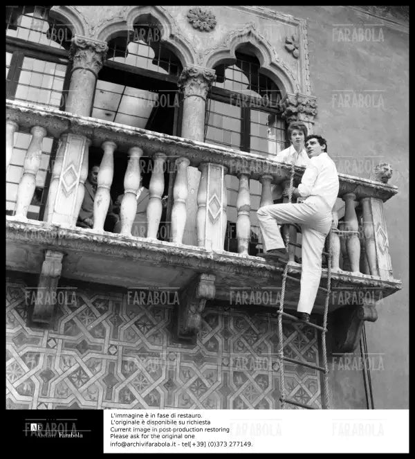 Carla Gravina e Gian Maria Volontè durante le prove di Romeo e Giulietta, 1960 - Farabola Immagine digitale