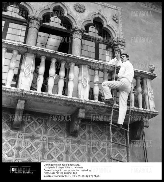 Carla Gravina e Gian Maria Volontè durante le prove di Romeo e Giulietta, 1960 - Farabola Immagine digitale