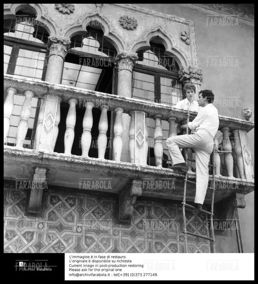 Carla Gravina e Gian Maria Volontè durante le prove di Romeo e Giulietta, 1960 - Farabola Immagine digitale