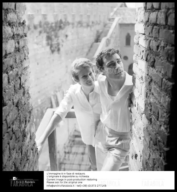 Carla Gravina e Gian Maria Volontè durante le prove di Romeo e Giulietta, 1960 - Farabola Immagine digitale