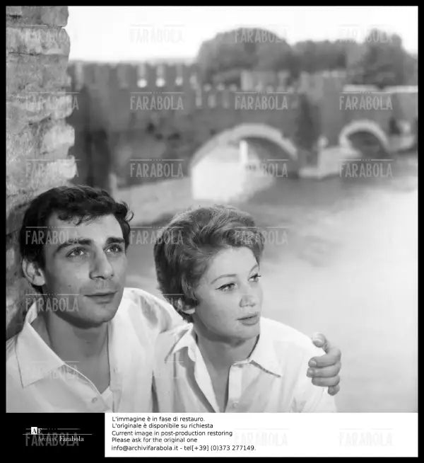 Carla Gravina e Gian Maria Volontè durante le prove di Romeo e Giulietta, 1960 - Farabola Immagine digitale