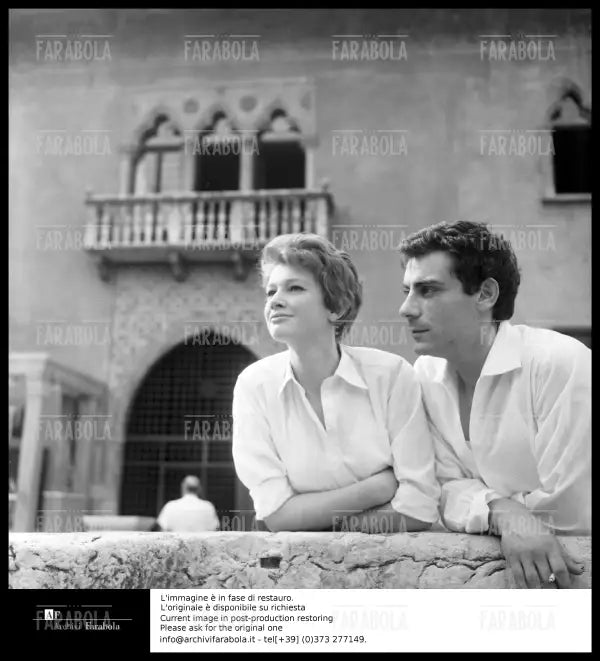 Carla Gravina e Gian Maria Volontè durante le prove di Romeo e Giulietta, 1960 - Farabola Immagine digitale
