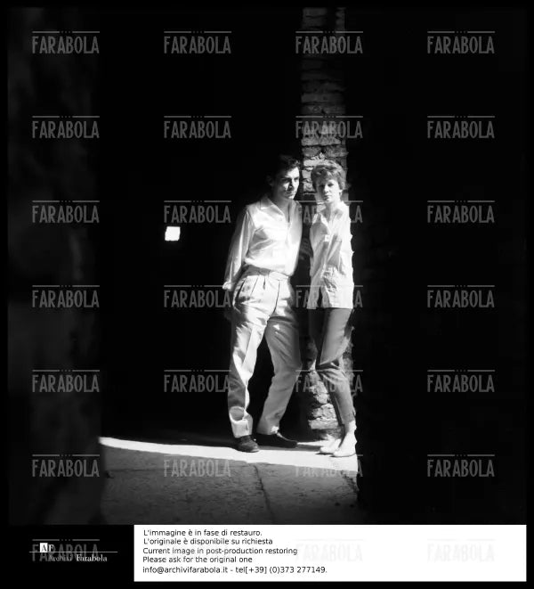 Carla Gravina e Gian Maria Volontè durante le prove di Romeo e Giulietta, 1960 - Farabola Immagine digitale