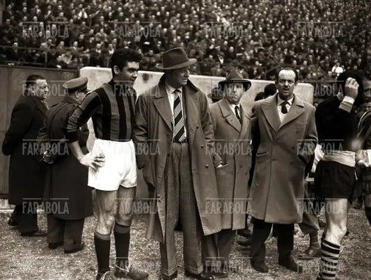 Carlo Annovazzi, Gipo Viani, Busini e il principe Lanza di Trabia, Milan vs Palermo, 1951 - Farabola Immagine digitale
