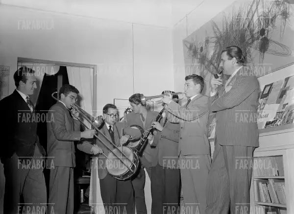Carlo Cardazzo e una band alla Galleria del Naviglio, Milano, 1952 - Farabola Immagine digitale