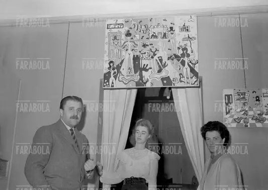 Carlo Cardazzo, Pegeen Helion e Peggy Guggenheim alla Galleria del Naviglio, Milano, 1951 - Farabola Immagine digitale