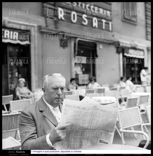 Carlo Emilio Gadda al bar Rosati, Roma, 1960 - Farabola Immagine digitale