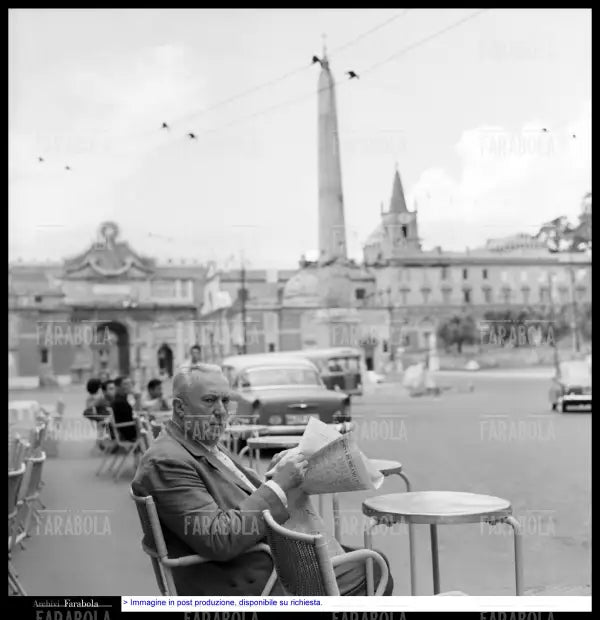 Carlo Emilio Gadda al bar Rosati, Roma, 1960 - Farabola Immagine digitale