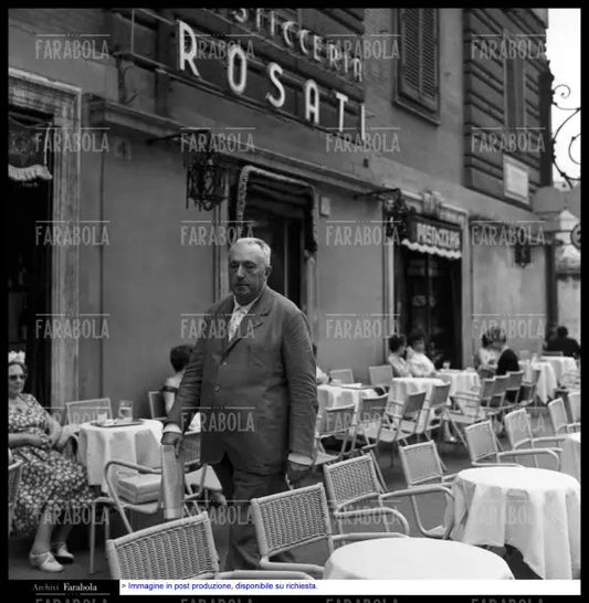 Carlo Emilio Gadda al bar Rosati, Roma, 1960 - Farabola Immagine digitale