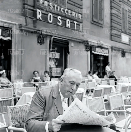 Carlo Emilio Gadda al bar Rosati, Roma, 1960 - Farabola Immagine digitale